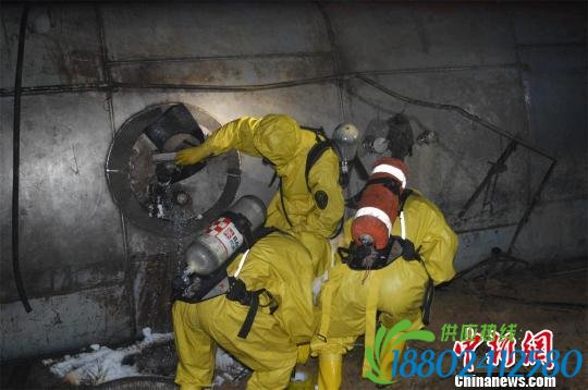 湖北1辆运送危化品槽罐车侧翻泄漏 车上2人死亡
