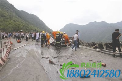 广元水泥罐车侧翻压扁轿车 冲出路面砸垮民房(图)