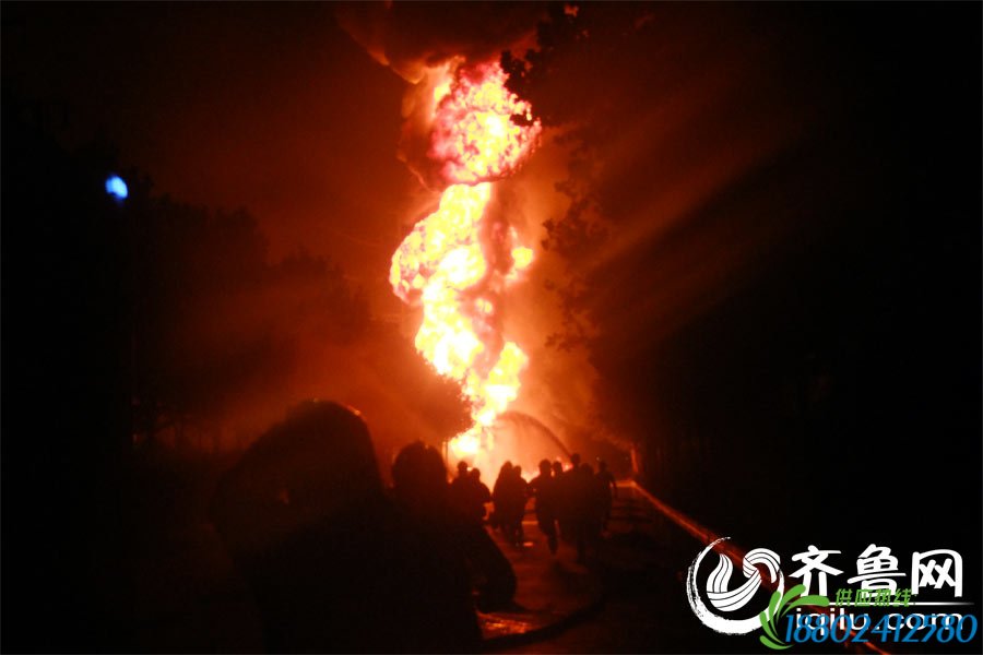 淄博一载35吨汽油油罐车爆炸起火 消防紧急救援
