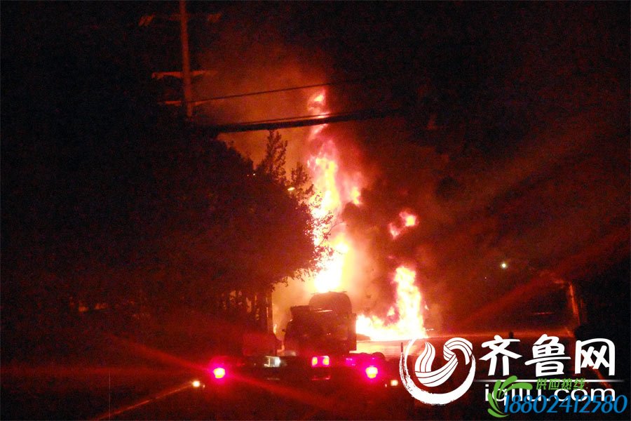 淄博一载35吨汽油油罐车爆炸起火 消防紧急救援