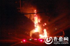 淄博一载35吨汽油油罐车爆炸起火 消防紧急救援