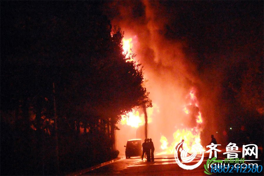 淄博一载35吨汽油油罐车爆炸起火 消防紧急救援