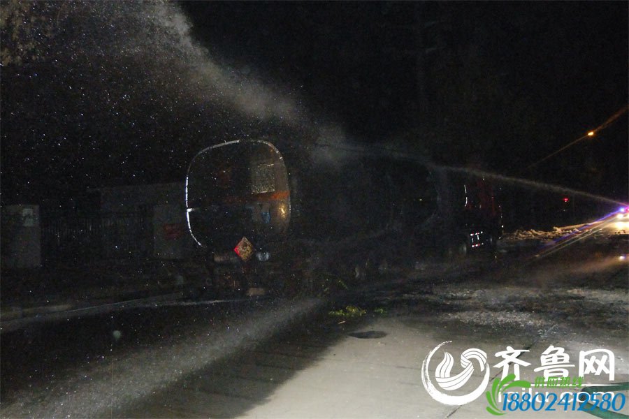 淄博一载35吨汽油油罐车爆炸起火 消防紧急救援