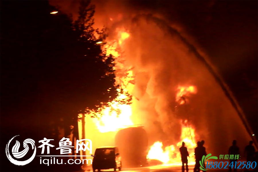 淄博一载35吨汽油油罐车爆炸起火 消防紧急救援