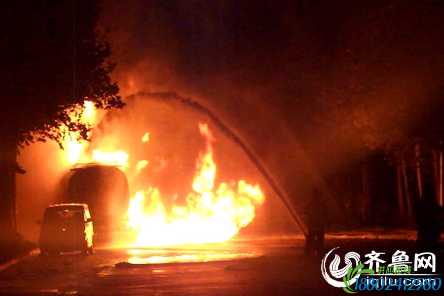 淄博一载35吨汽油油罐车爆炸起火 消防紧急救援