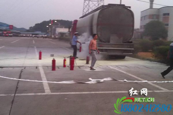 油罐车爆胎引发起火 驾驶员害怕爆炸躲了起来