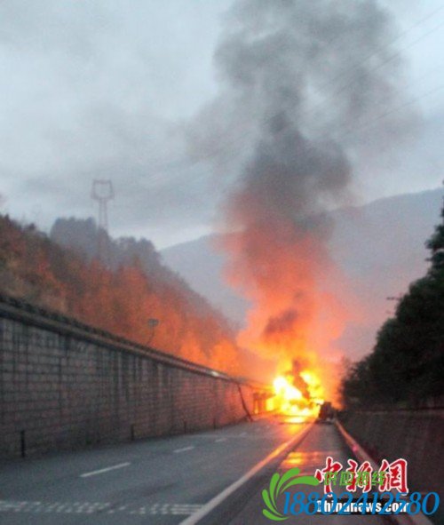 京昆高速一油罐车起火爆炸致3死1伤