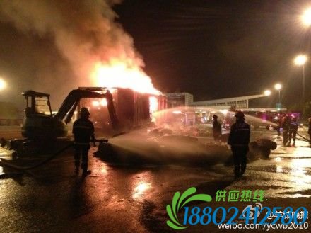 广州高速收费站附近载20吨棉布货车爆炸起火(图