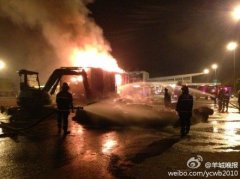 广州高速收费站附近载20吨棉布货车爆炸起火(图