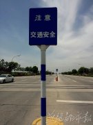 深夜一声巨响 奥迪与火车相撞致一死三伤（高清）