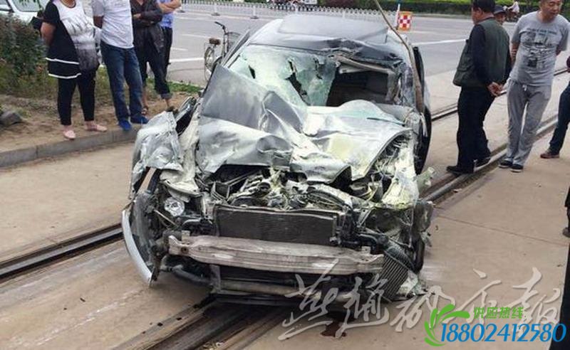 深夜一声巨响 奥迪与火车相撞致一死三伤（高清）