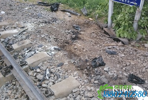 河北：轿车与火车相撞被拖行10多米 致1死3伤(图
