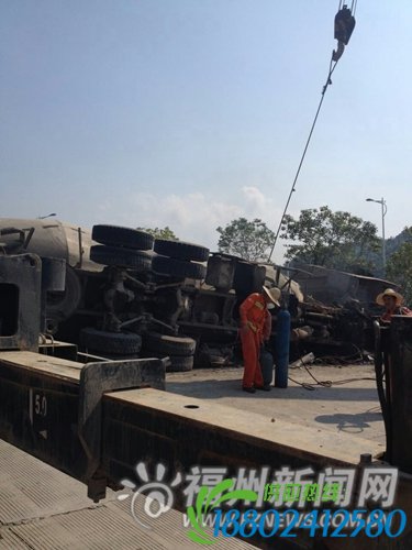 水泥罐车侧翻堵路3小时 市民泡汤计划全“泡汤”
