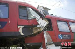 奥地利两列火车迎头相撞 致1人死亡1人重伤(图