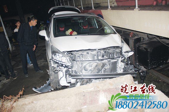 轿车被撞变形