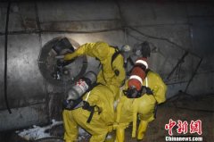 运送危化品槽罐车侧翻发生泄漏 车上2人死亡(图