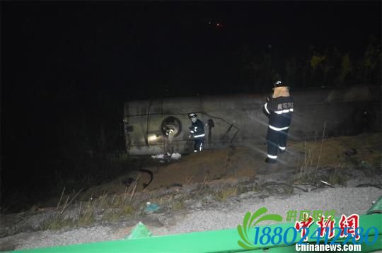 运送危化品槽罐车侧翻发生泄漏湖北消防两小时堵漏