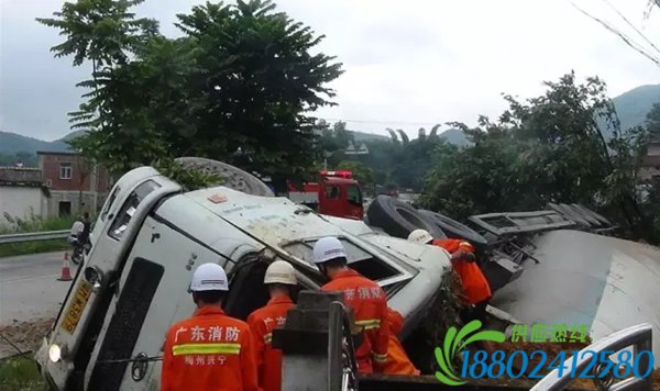 兴宁黄槐水泥罐车侧翻司机当场死亡