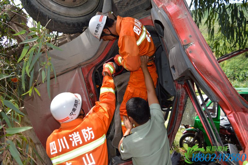 宁南消防成功处置一起泥罐车侧翻事故 营救2名被