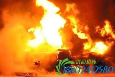麻城国道两油罐车起火爆炸