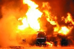 麻城国道两油罐车起火爆炸(图)