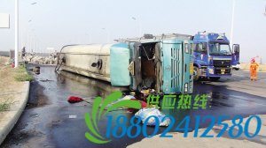 油罐车突然侧翻致柴油泄漏 消防4小时排除险情