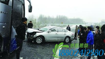 错把油门当刹车 女司机冲上高速防护栏(图)