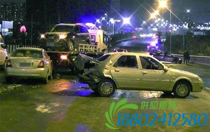 错把油门当刹车 女司机冲上高速防护栏(图)