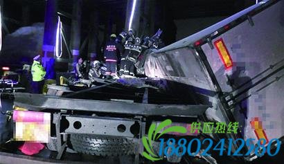 错把油门当刹车 女司机冲上高速防护栏(图)