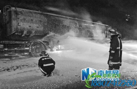 机荷高速油罐车烧成“火车” 所幸未发生爆炸