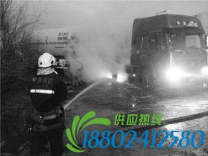 装12吨天然气罐车起火 长春消防官兵解除爆炸隐患