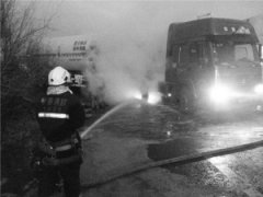 装12吨天然气罐车起火 长春消防官兵解除爆炸隐患