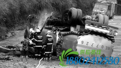 油罐车失控翻车，司机将其撞山逼停