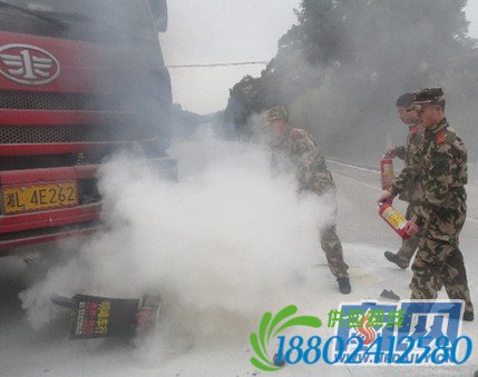 S248线一车祸现场引发油箱爆炸危及油罐车