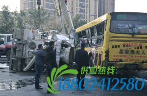 公交晃翻水泥罐车 伤9乘客
