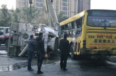 公交晃翻水泥罐车 伤9乘客