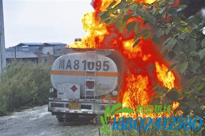 油罐车载10吨汽油自燃 距离成绵乐高铁铁路不足
