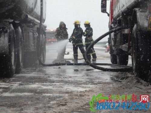 长深高速上一油罐车泄露 雪中3小时救援成功除险