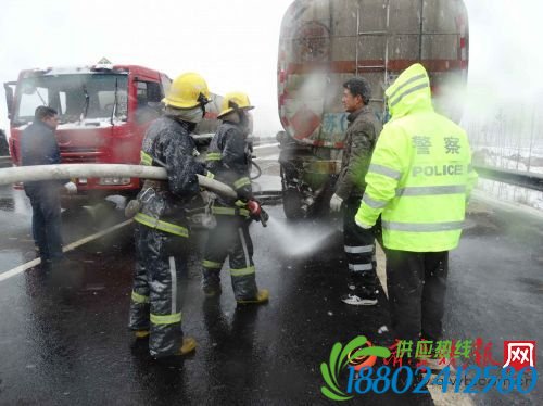 长深高速上一油罐车泄露 雪中3小时救援成功除险