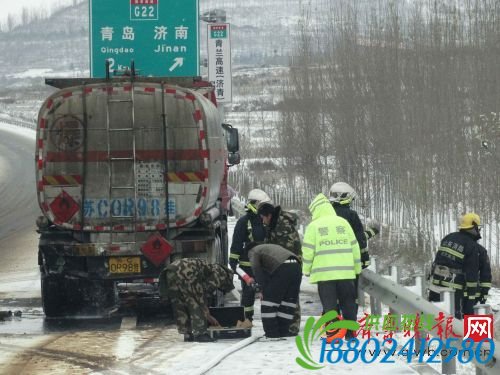 长深高速上一油罐车泄露 雪中3小时救援成功除险