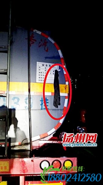 罐体被撞出的大洞。
