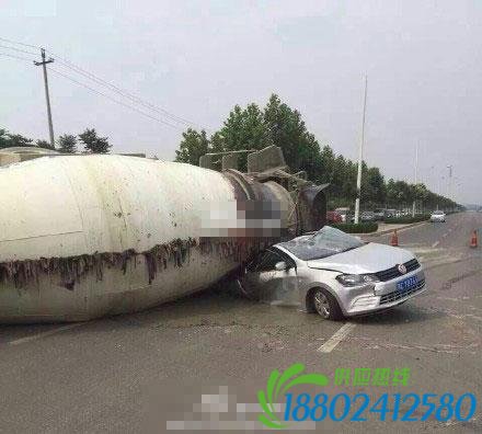 河南洛阳一罐车路上侧翻 轿车被压身下砸扁(图)