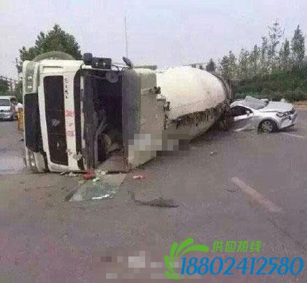 河南洛阳一罐车路上侧翻 轿车被压身下砸扁(图)