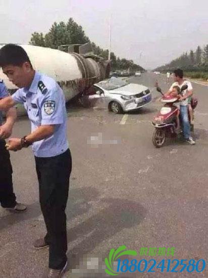 河南洛阳一罐车路上侧翻 轿车被压身下砸扁(图)