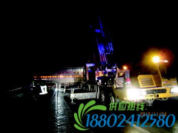 油罐车过大桥时失控撞护栏