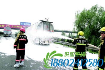 消防官兵对现场喷洒泡沫,覆盖、稀释泄漏出来的柴油(消防部门供图)。