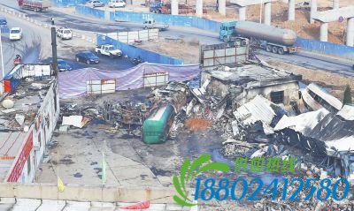 油罐车由洛栾线一路向南撞上郭寨汽车站北门处一间超市侧翻起火，柴油大面积泄漏，车站内30余辆微型挖掘机被烧毁。记者李斐斐摄影
