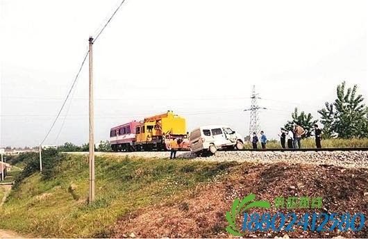 面包车铁路道口抢行与火车相撞被推行10余米(图