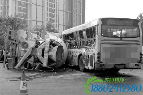 为躲摄像头 公交晃晕水泥罐车逼停有轨电车
