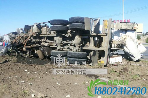 哈尔滨达康路水泥罐车刹车失灵冲进隔离带侧翻